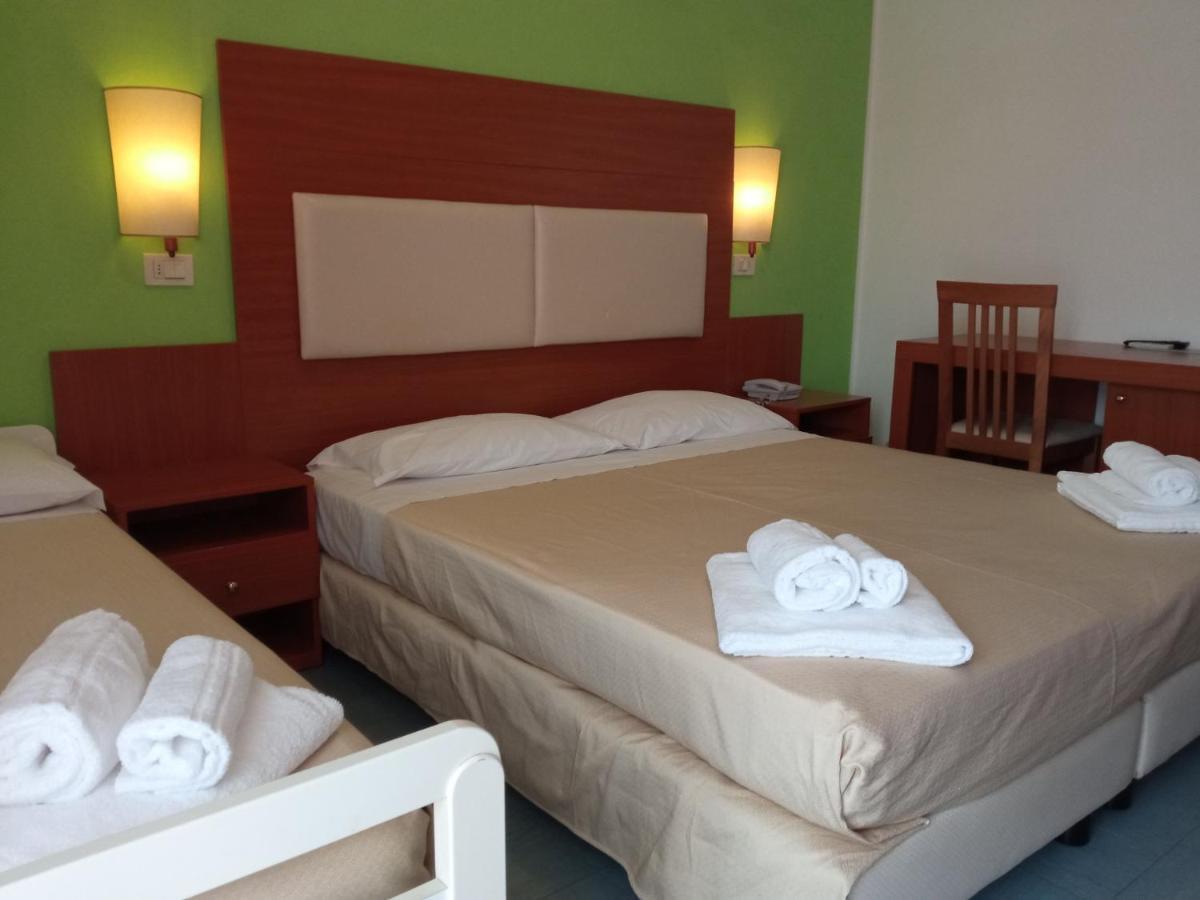 Hotel Helios Beach Milano Marittima Buitenkant foto