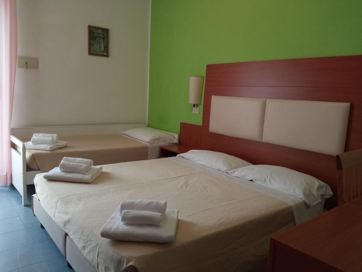 Hotel Helios Beach Milano Marittima Buitenkant foto