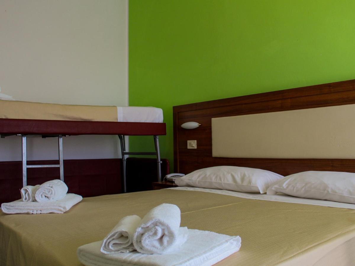 Hotel Helios Beach Milano Marittima Buitenkant foto