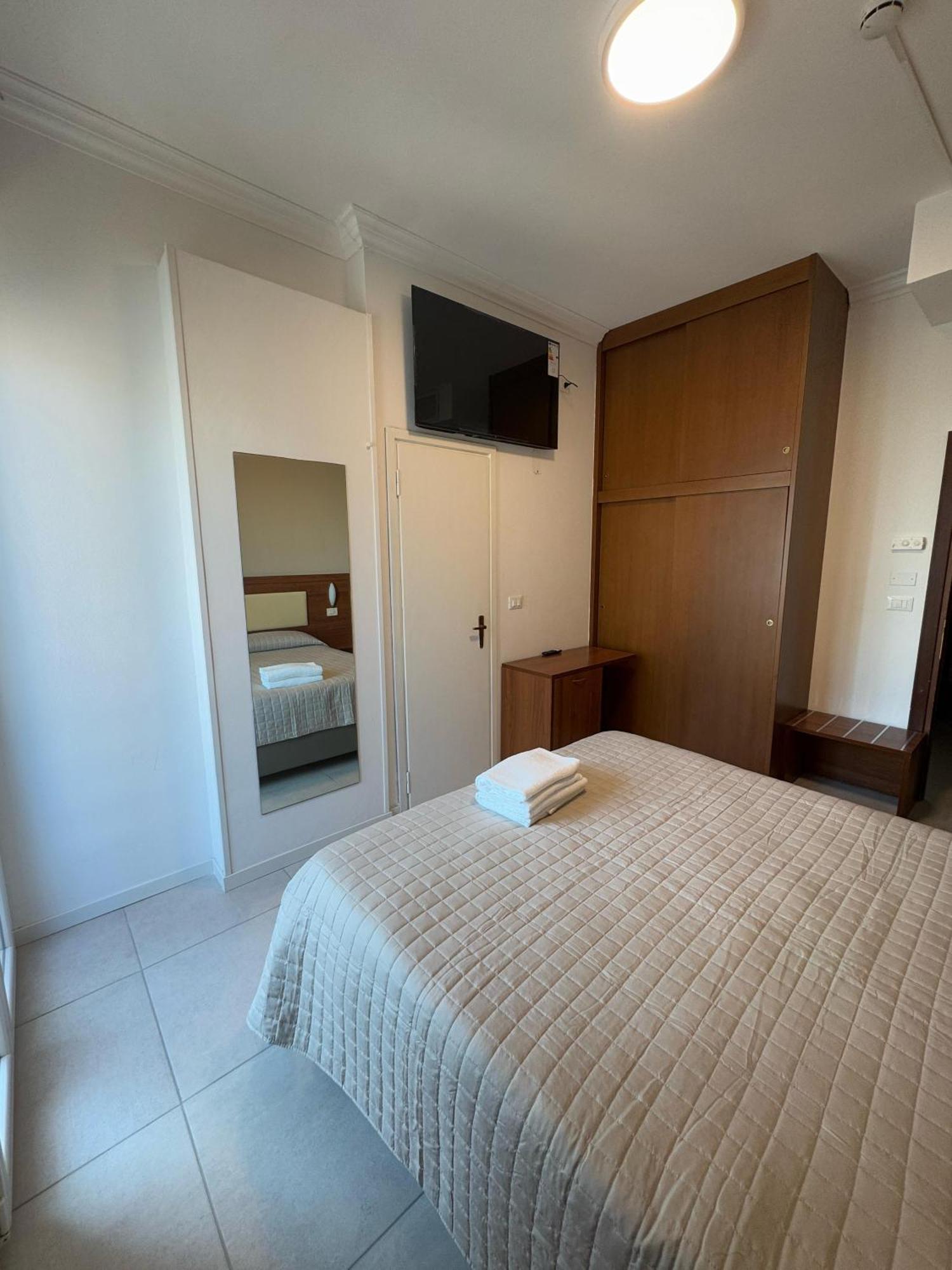 Hotel Helios Beach Milano Marittima Buitenkant foto