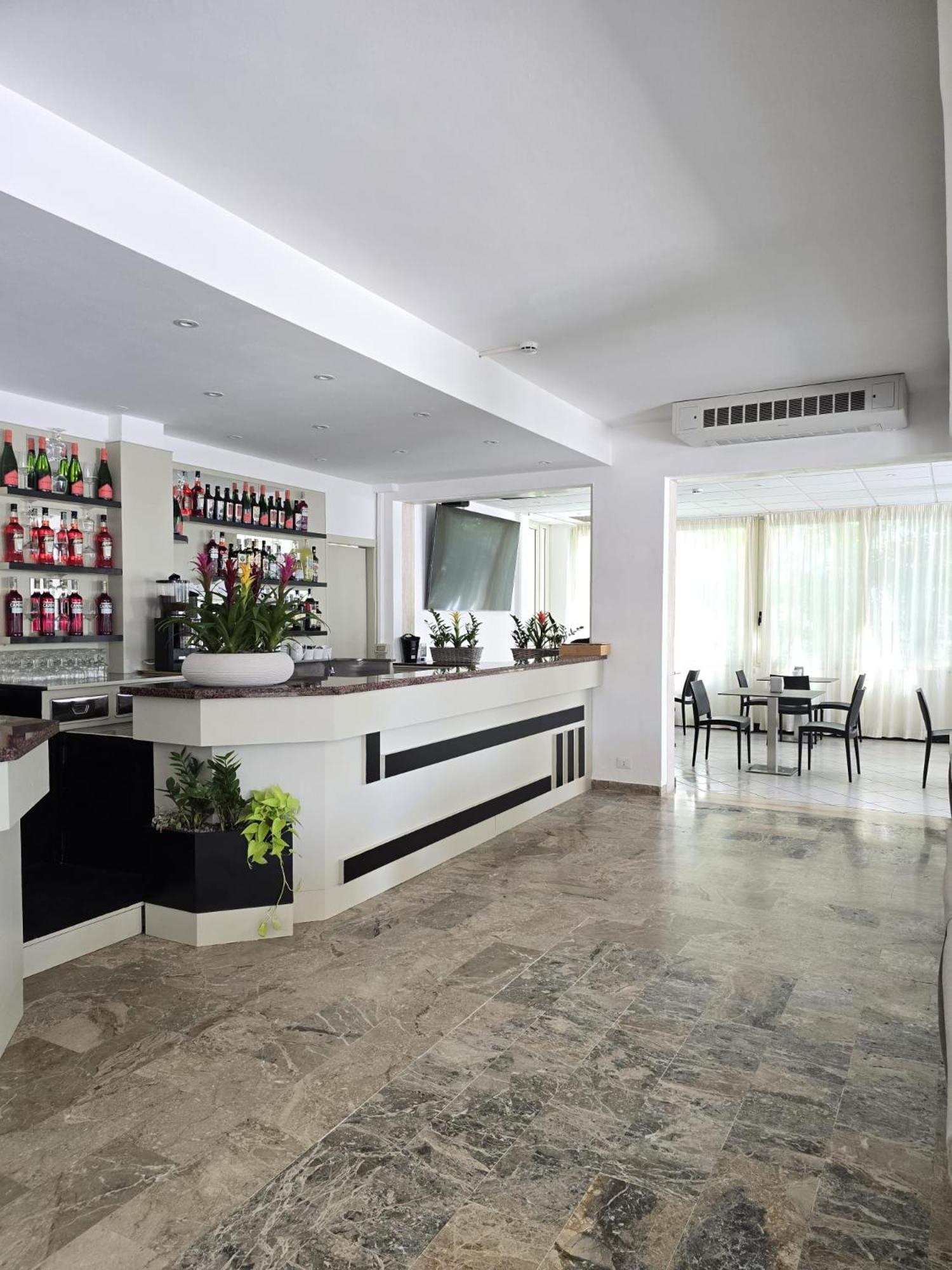 Hotel Helios Beach Milano Marittima Buitenkant foto