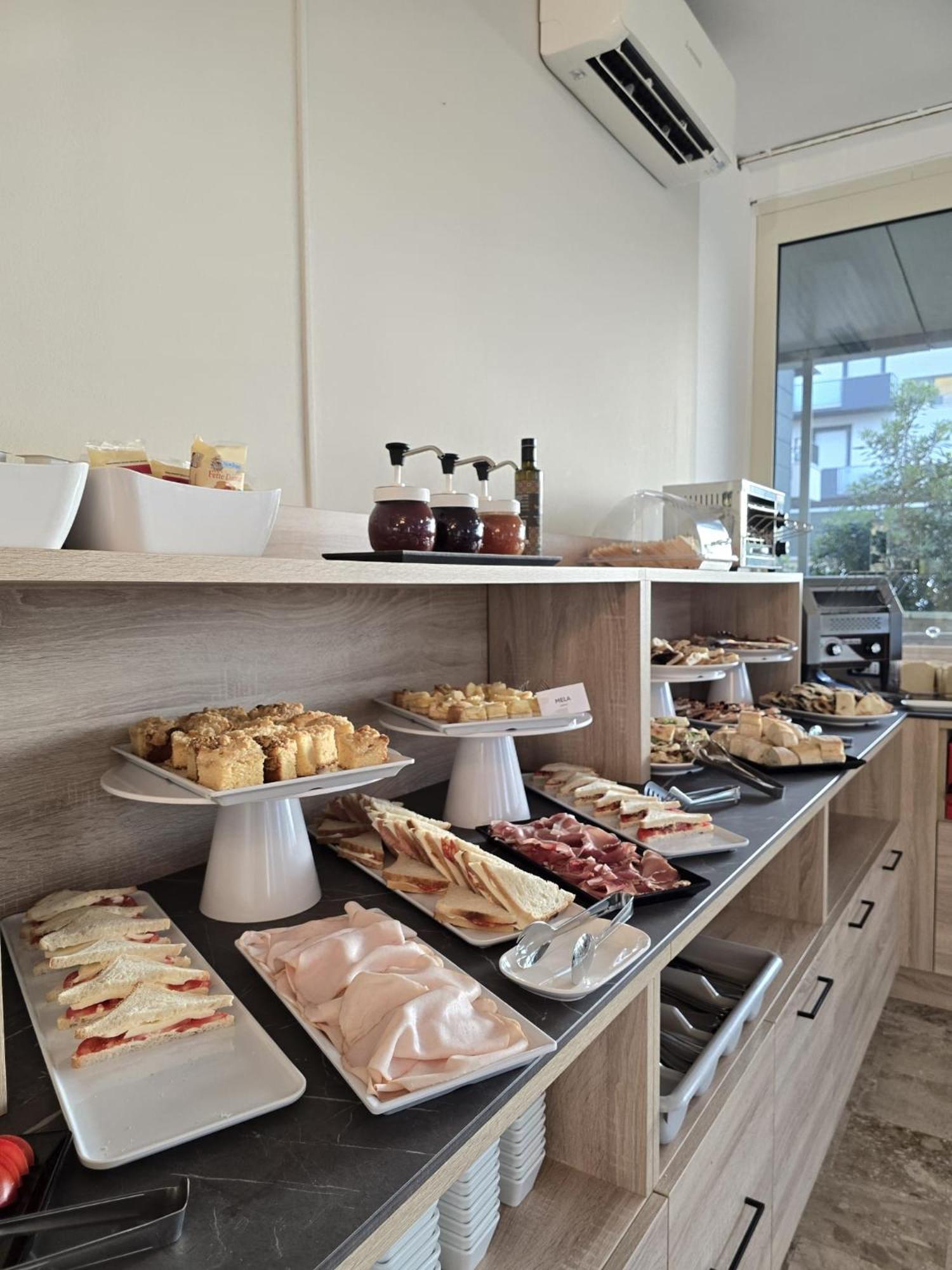 Hotel Helios Beach Milano Marittima Buitenkant foto