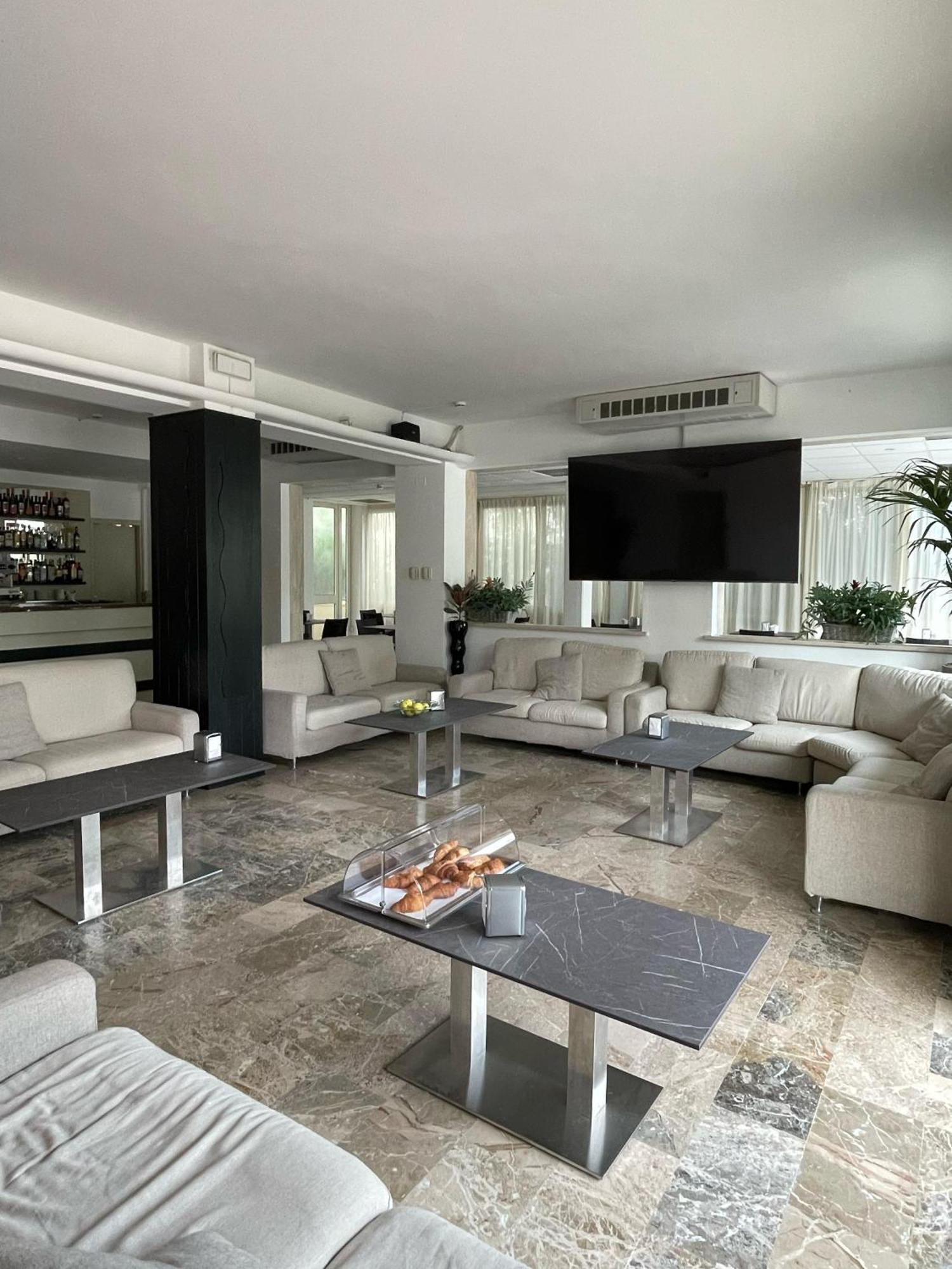 Hotel Helios Beach Milano Marittima Buitenkant foto