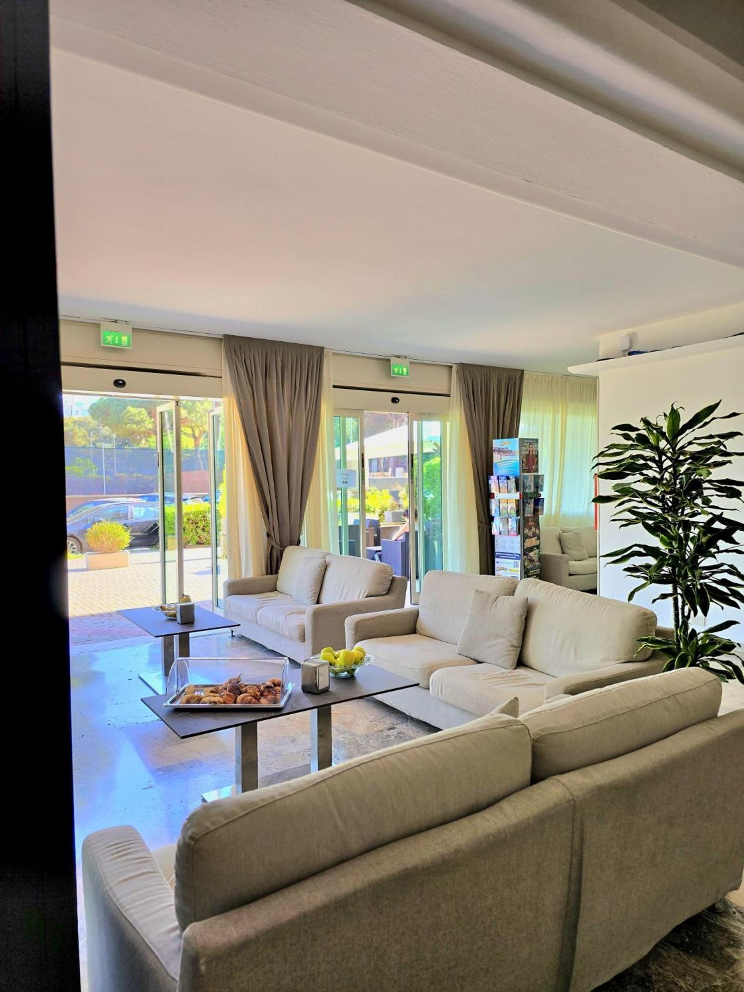 Hotel Helios Beach Milano Marittima Buitenkant foto