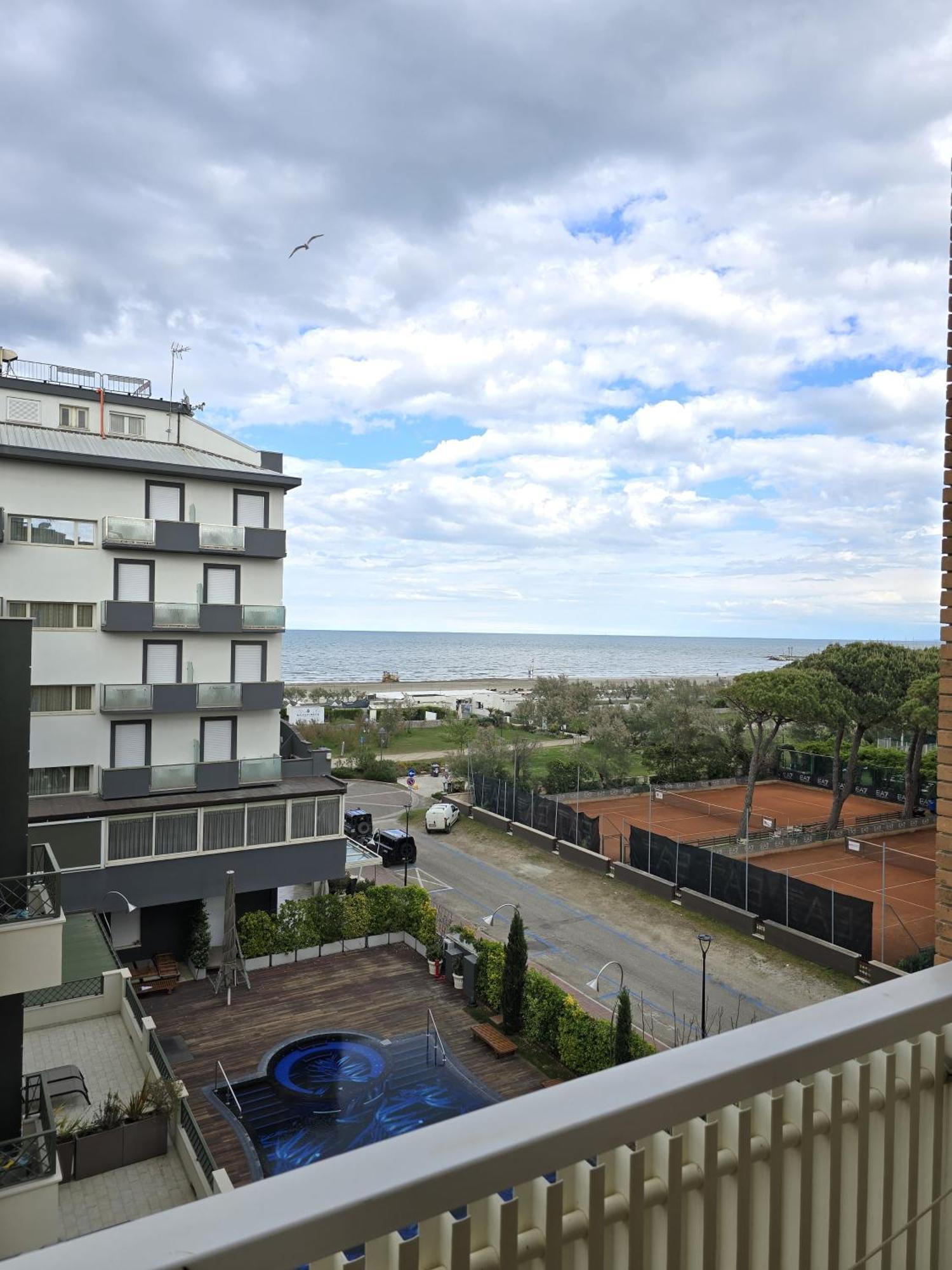 Hotel Helios Beach Milano Marittima Buitenkant foto